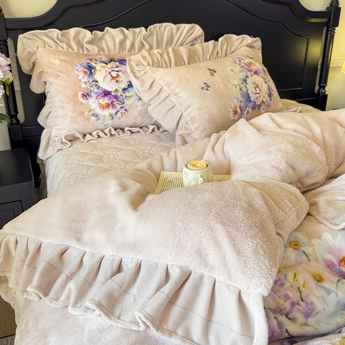 91家纺网 家纺一手货源 找家纺 宜凡家纺 2025新款牛奶绒5D数码大板印花床盖四件套 浪漫花舞 浅驼