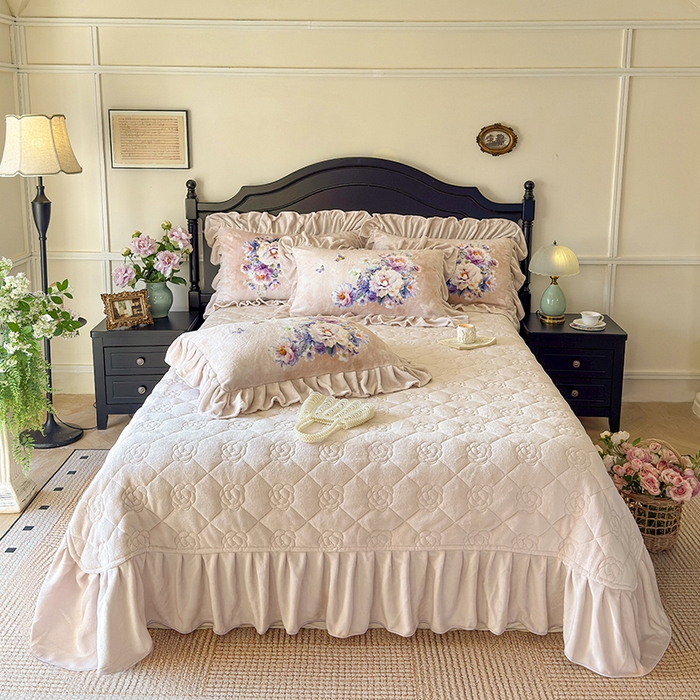 91家纺网 家纺一手货源 找家纺 宜凡家纺 2025新款牛奶绒5D数码大板印花床盖四件套 浪漫花舞 浅驼