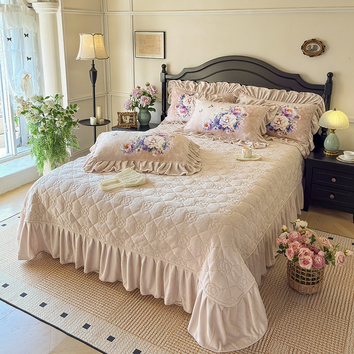 91家纺网 家纺一手货源 找家纺 宜凡家纺 2025新款牛奶绒5D数码大板印花床盖四件套 浪漫花舞 浅驼