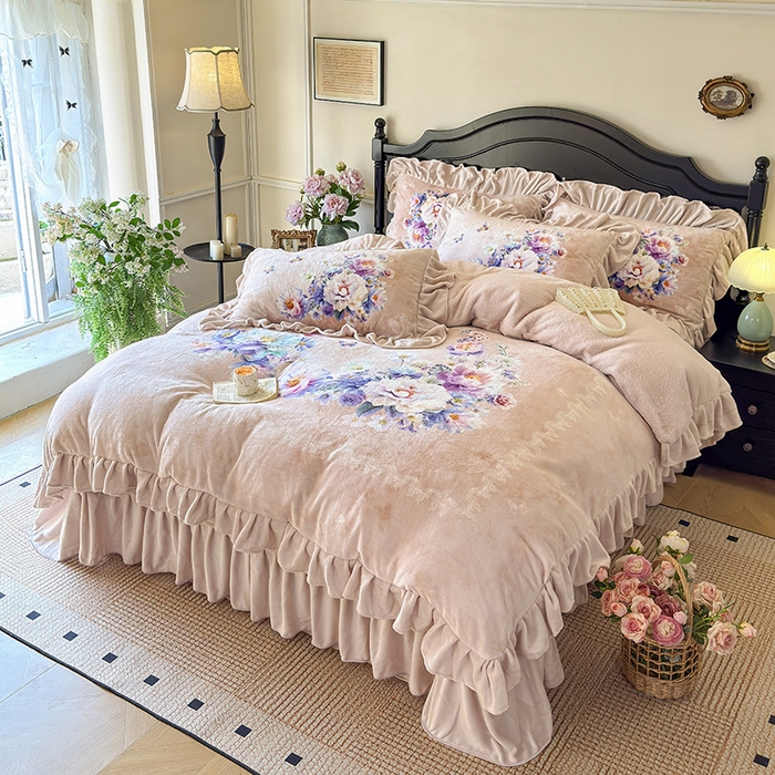 91家纺网 家纺一手货源 找家纺 宜凡家纺 2025新款牛奶绒5D数码大板印花床盖四件套 浪漫花舞 浅驼