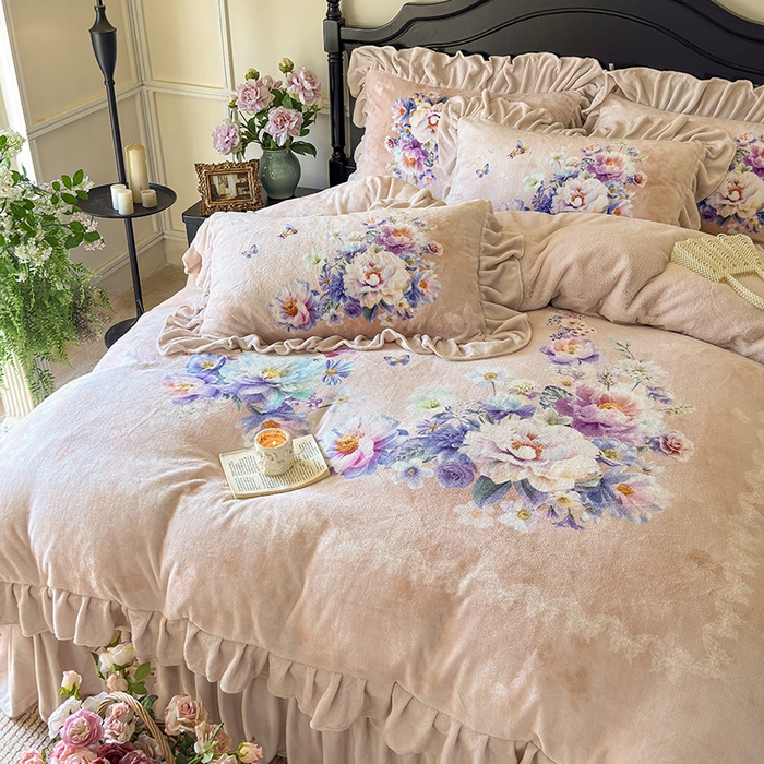 91家纺网 家纺一手货源 找家纺 宜凡家纺 2025新款牛奶绒5D数码大板印花床盖四件套 浪漫花舞 浅驼