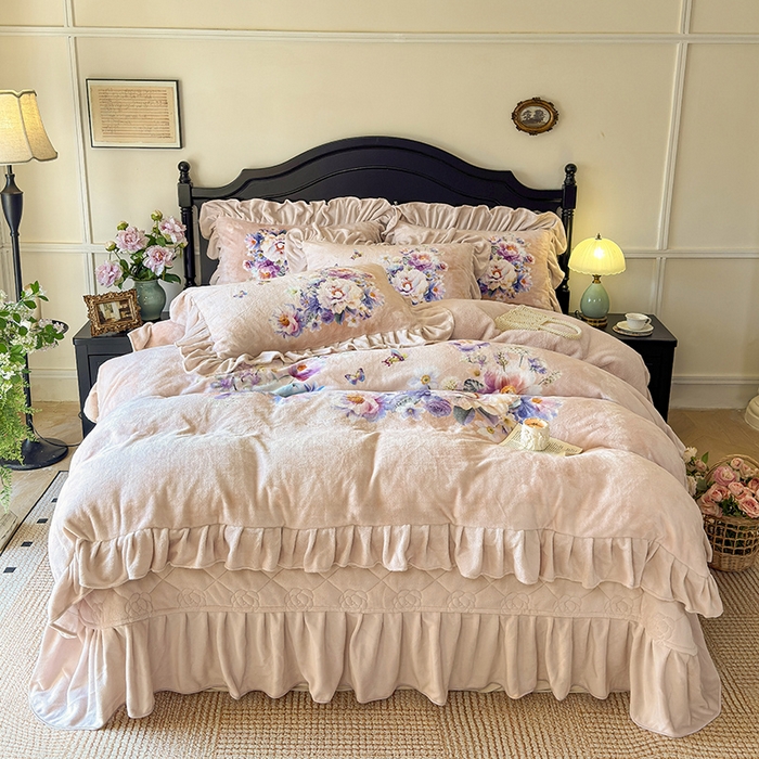 91家纺网 家纺一手货源 找家纺 宜凡家纺 2025新款牛奶绒5D数码大板印花床盖四件套 浪漫花舞 浅驼