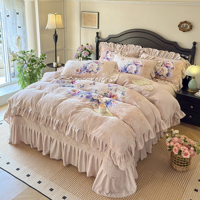 91家纺网 家纺一手货源 找家纺 宜凡家纺 2025新款牛奶绒5D数码大板印花床盖四件套 浪漫花舞 浅驼