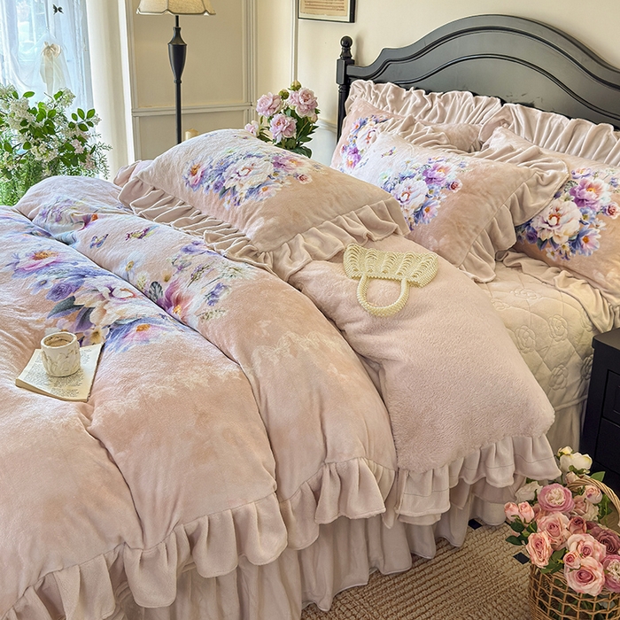 91家纺网 家纺一手货源 找家纺 宜凡家纺 2025新款牛奶绒5D数码大板印花床盖四件套 浪漫花舞 浅驼