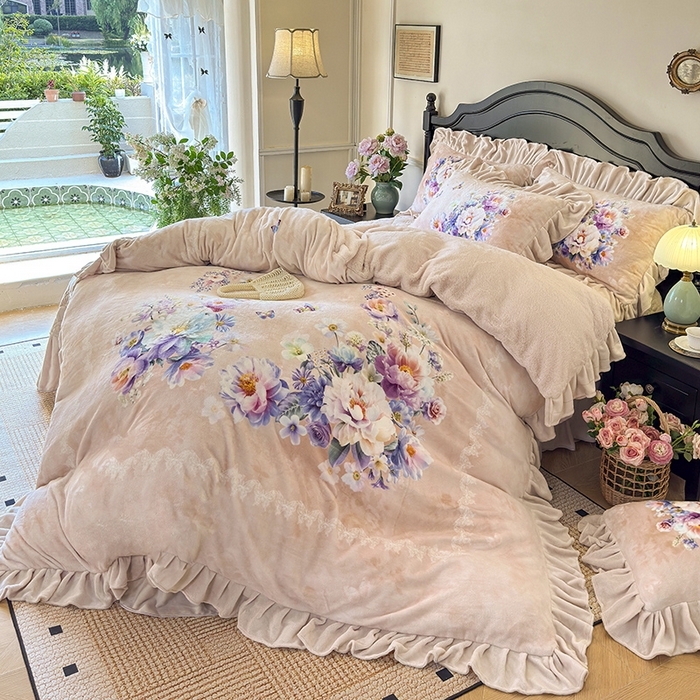 91家纺网 家纺一手货源 找家纺 宜凡家纺 2025新款牛奶绒5D数码大板印花床盖四件套 浪漫花舞 浅驼