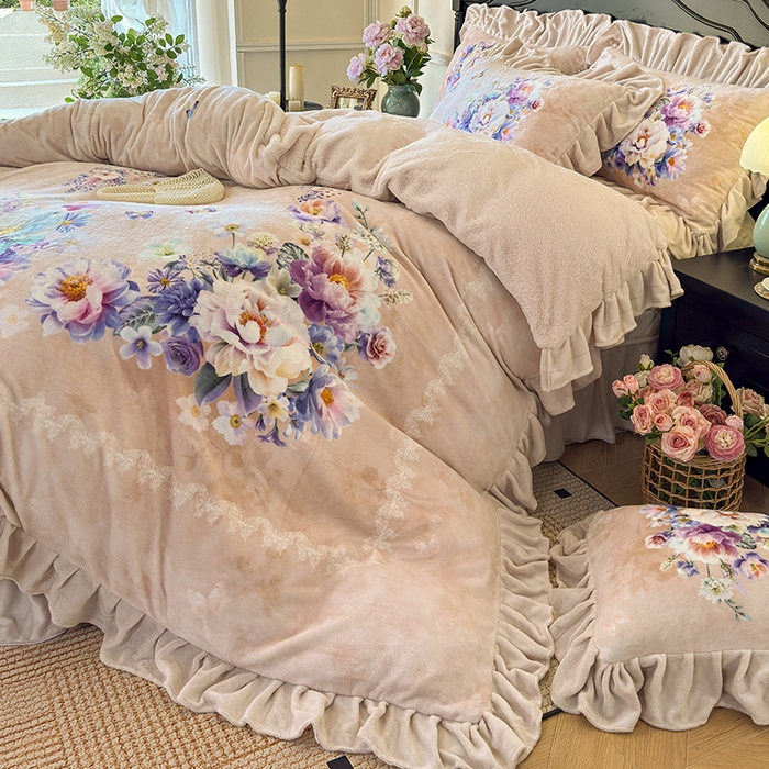 91家纺网 家纺一手货源 找家纺 宜凡家纺 2025新款牛奶绒5D数码大板印花床盖四件套 浪漫花舞 浅驼