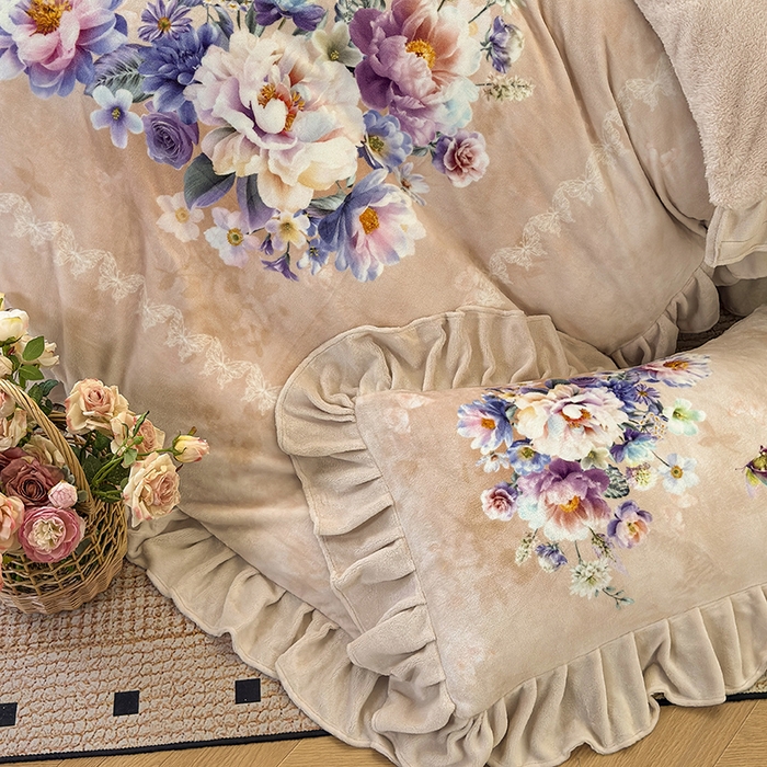 91家纺网 家纺一手货源 找家纺 宜凡家纺 2025新款牛奶绒5D数码大板印花床盖四件套 浪漫花舞 浅驼