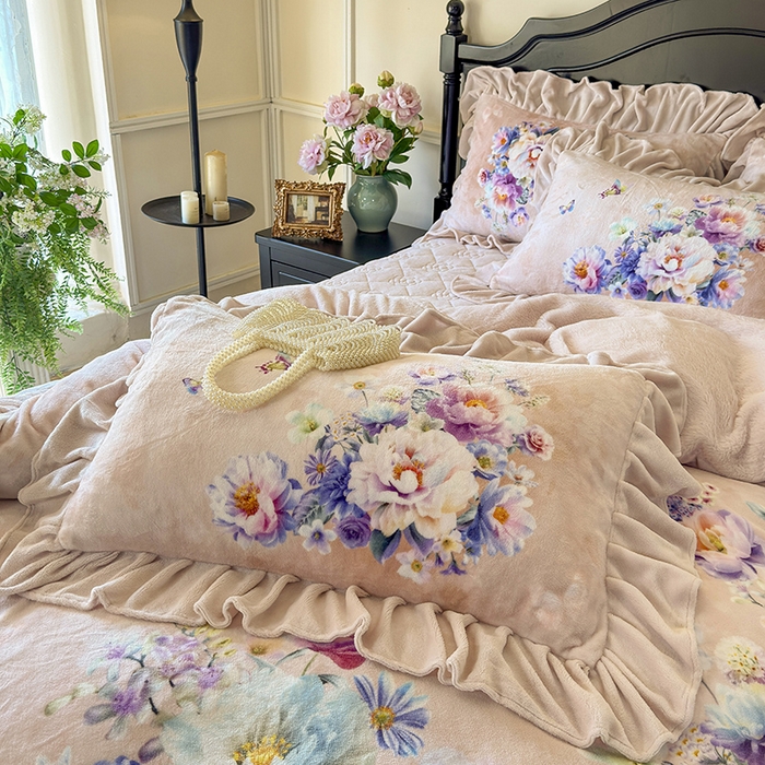 91家纺网 家纺一手货源 找家纺 宜凡家纺 2025新款牛奶绒5D数码大板印花床盖四件套 浪漫花舞 浅驼