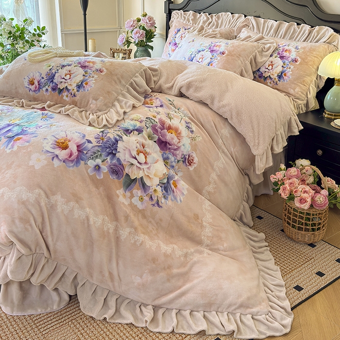 91家纺网 家纺一手货源 找家纺 宜凡家纺 2025新款牛奶绒5D数码大板印花床盖四件套 浪漫花舞 浅驼