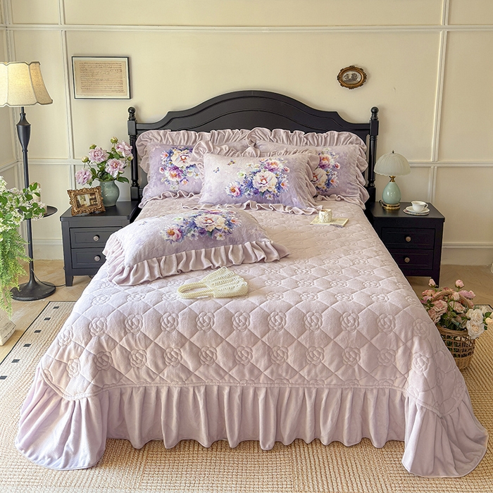 91家纺网 家纺一手货源 找家纺 宜凡家纺 2025新款牛奶绒5D数码大板印花床盖四件套 浪漫花舞 紫