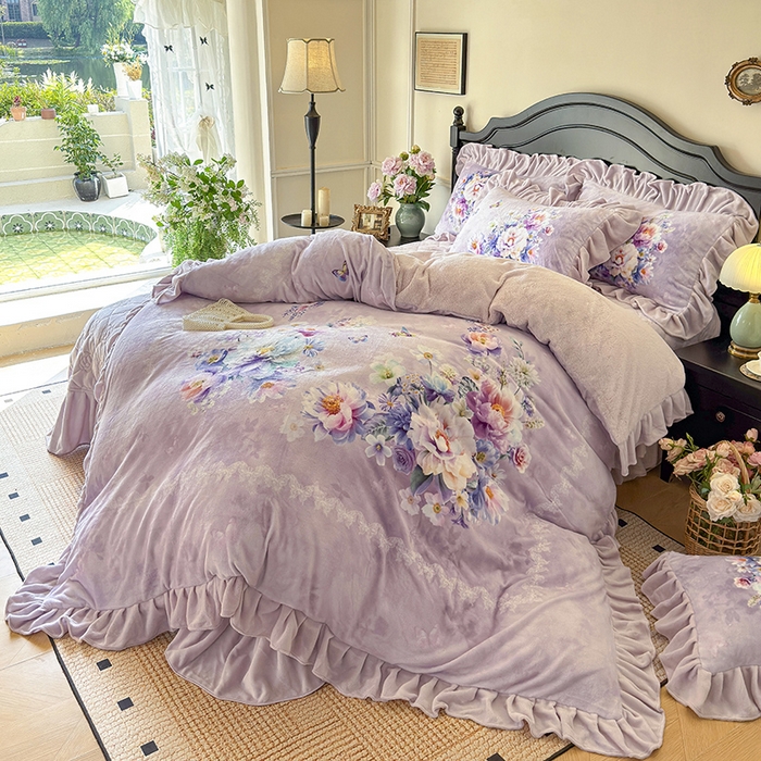 91家纺网 家纺一手货源 找家纺 宜凡家纺 2025新款牛奶绒5D数码大板印花床盖四件套 浪漫花舞 紫