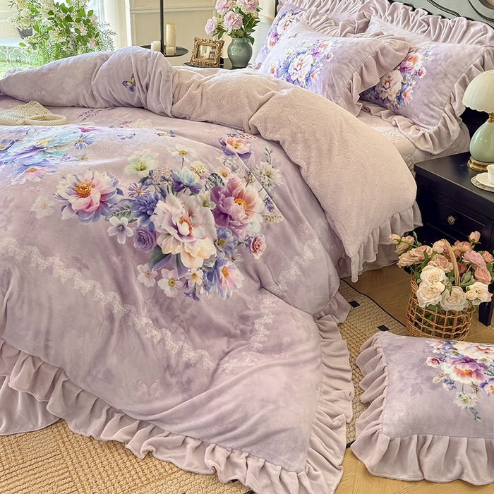 91家纺网 家纺一手货源 找家纺 宜凡家纺 2025新款牛奶绒5D数码大板印花床盖四件套 浪漫花舞 紫