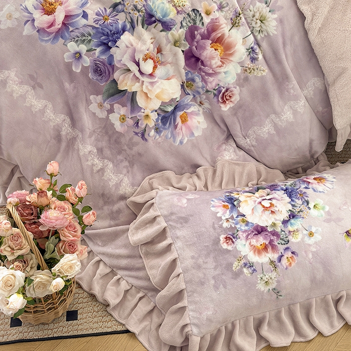 91家纺网 家纺一手货源 找家纺 宜凡家纺 2025新款牛奶绒5D数码大板印花床盖四件套 浪漫花舞 紫