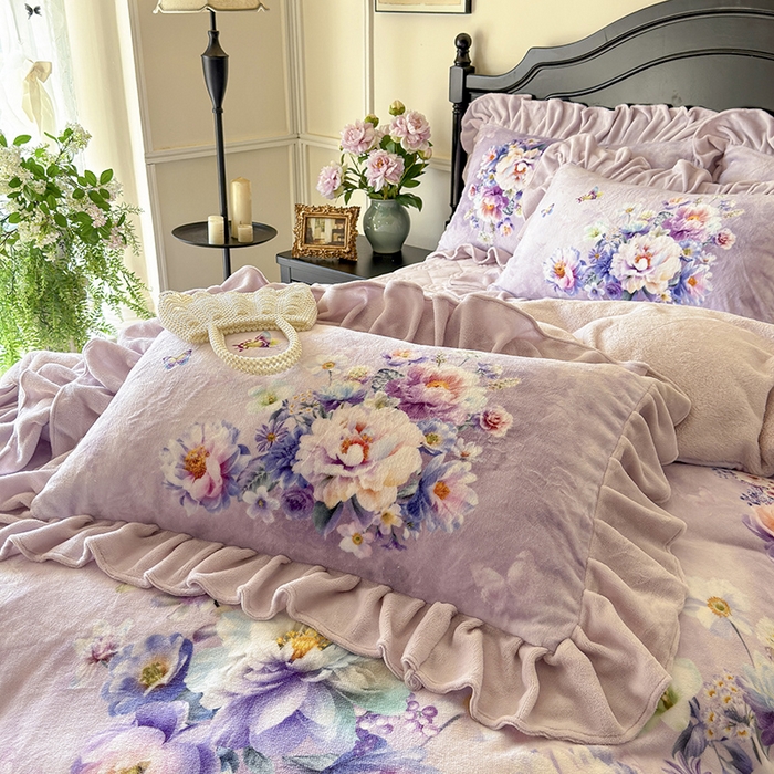 91家纺网 家纺一手货源 找家纺 宜凡家纺 2025新款牛奶绒5D数码大板印花床盖四件套 浪漫花舞 紫