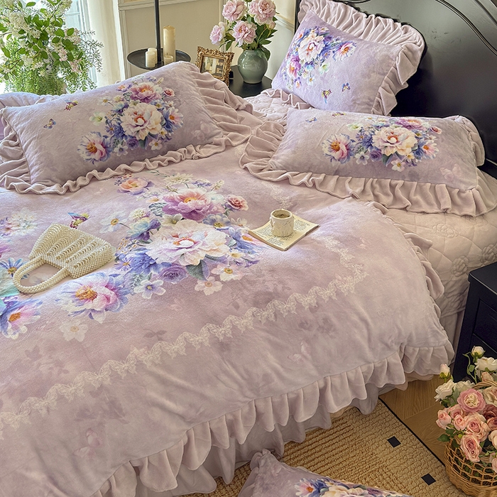 91家纺网 家纺一手货源 找家纺 宜凡家纺 2025新款牛奶绒5D数码大板印花床盖四件套 浪漫花舞 紫