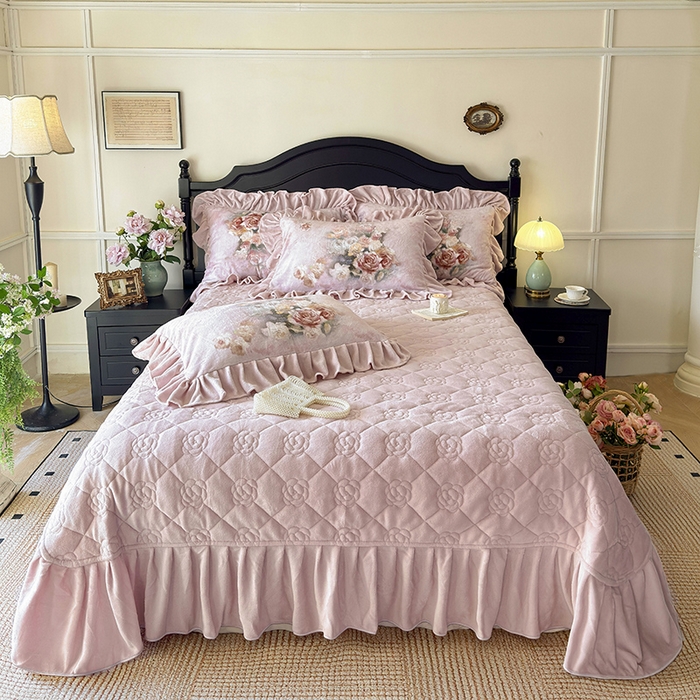 91家纺网 家纺一手货源 找家纺 宜凡家纺 2025新款牛奶绒5D数码大板印花床盖四件套 玫瑰庄园 豆沙