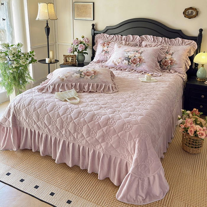 91家纺网 家纺一手货源 找家纺 宜凡家纺 2025新款牛奶绒5D数码大板印花床盖四件套 玫瑰庄园 豆沙