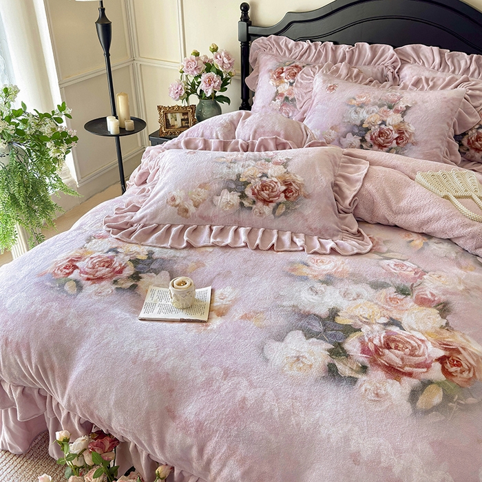 91家纺网 家纺一手货源 找家纺 宜凡家纺 2025新款牛奶绒5D数码大板印花床盖四件套 玫瑰庄园 豆沙