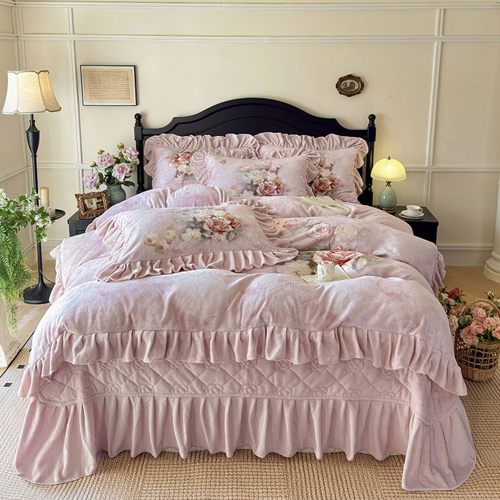 91家纺网 家纺一手货源 找家纺 宜凡家纺 2025新款牛奶绒5D数码大板印花床盖四件套 玫瑰庄园 豆沙