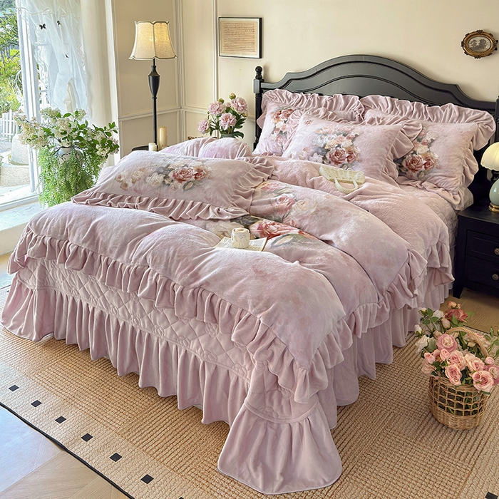 91家纺网 家纺一手货源 找家纺 宜凡家纺 2025新款牛奶绒5D数码大板印花床盖四件套 玫瑰庄园 豆沙