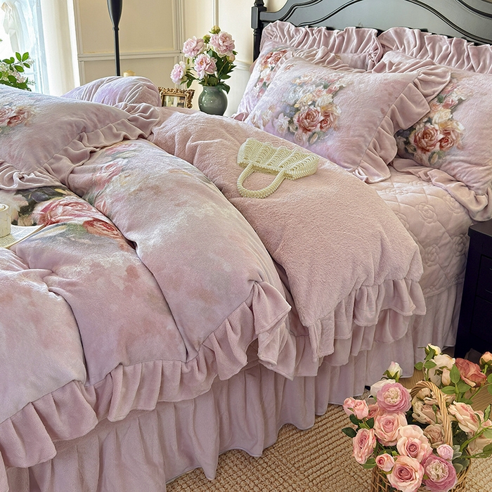 91家纺网 家纺一手货源 找家纺 宜凡家纺 2025新款牛奶绒5D数码大板印花床盖四件套 玫瑰庄园 豆沙