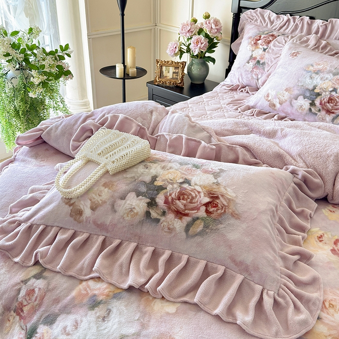 91家纺网 家纺一手货源 找家纺 宜凡家纺 2025新款牛奶绒5D数码大板印花床盖四件套 玫瑰庄园 豆沙