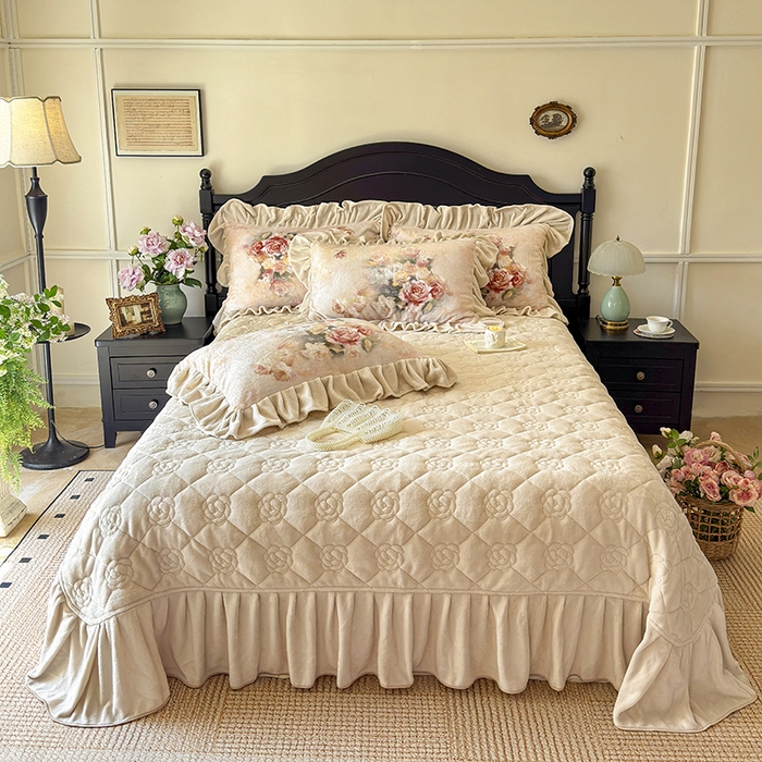 91家纺网 家纺一手货源 找家纺 宜凡家纺 2025新款牛奶绒5D数码大板印花床盖四件套 玫瑰庄园 香槟