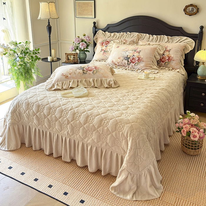 91家纺网 家纺一手货源 找家纺 宜凡家纺 2025新款牛奶绒5D数码大板印花床盖四件套 玫瑰庄园 香槟