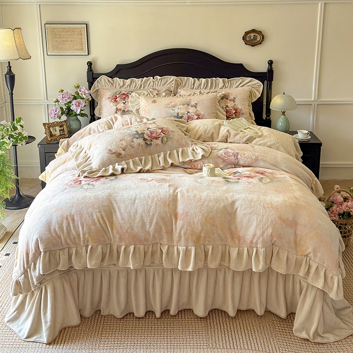 91家纺网 家纺一手货源 找家纺 宜凡家纺 2025新款牛奶绒5D数码大板印花床盖四件套 玫瑰庄园 香槟