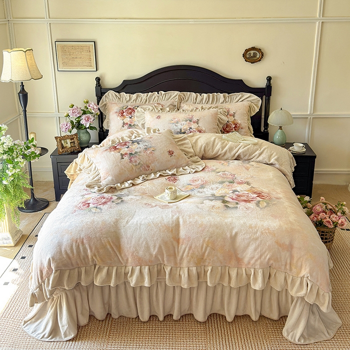 91家纺网 家纺一手货源 找家纺 宜凡家纺 2025新款牛奶绒5D数码大板印花床盖四件套 玫瑰庄园 香槟