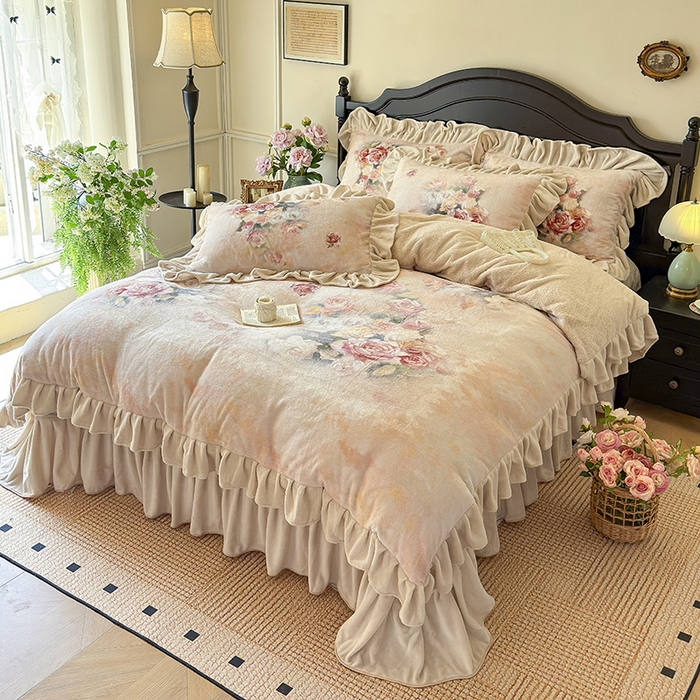 91家纺网 家纺一手货源 找家纺 宜凡家纺 2025新款牛奶绒5D数码大板印花床盖四件套 玫瑰庄园 香槟