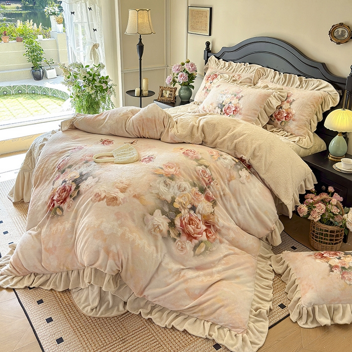 91家纺网 家纺一手货源 找家纺 宜凡家纺 2025新款牛奶绒5D数码大板印花床盖四件套 玫瑰庄园 香槟