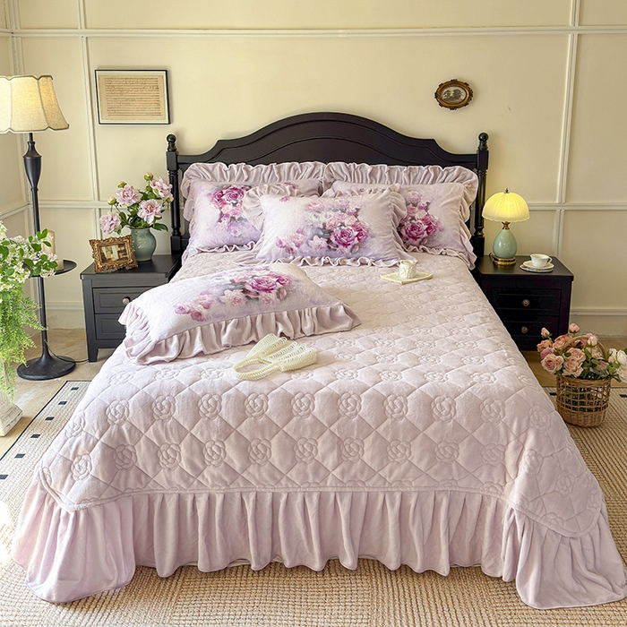 91家纺网 家纺一手货源 找家纺 宜凡家纺 2025新款牛奶绒5D数码大板印花床盖四件套 玫瑰庄园 紫