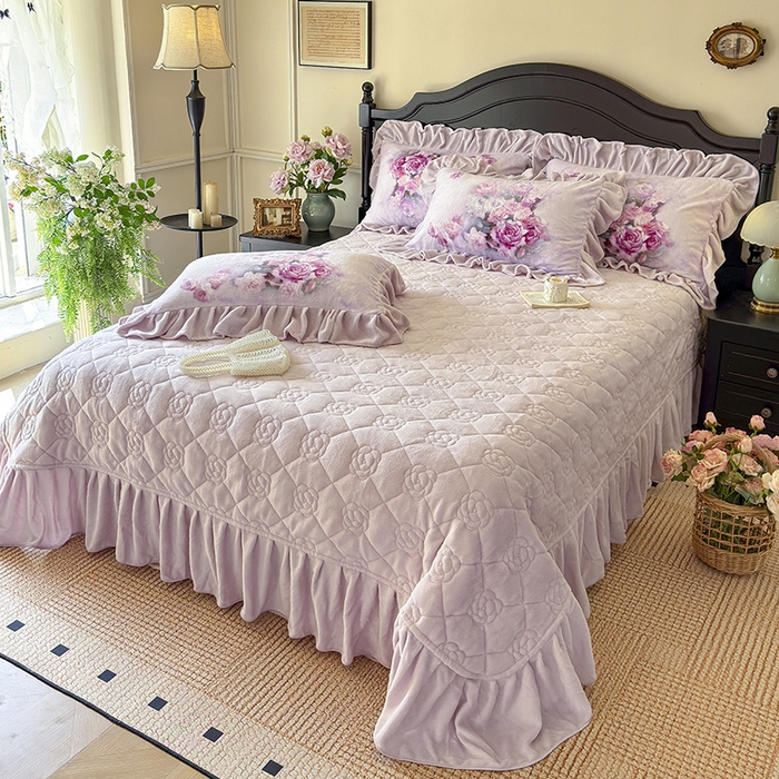 91家纺网 家纺一手货源 找家纺 宜凡家纺 2025新款牛奶绒5D数码大板印花床盖四件套 玫瑰庄园 紫