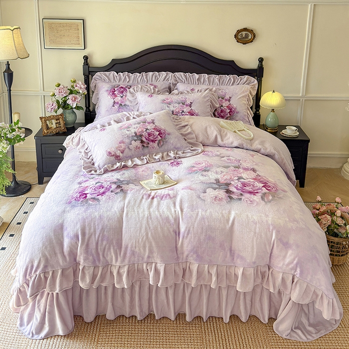 91家纺网 家纺一手货源 找家纺 宜凡家纺 2025新款牛奶绒5D数码大板印花床盖四件套 玫瑰庄园 紫