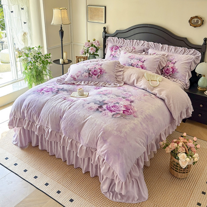 91家纺网 家纺一手货源 找家纺 宜凡家纺 2025新款牛奶绒5D数码大板印花床盖四件套 玫瑰庄园 紫
