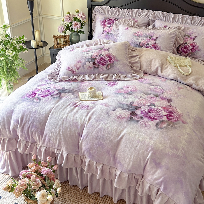 91家纺网 家纺一手货源 找家纺 宜凡家纺 2025新款牛奶绒5D数码大板印花床盖四件套 玫瑰庄园 紫