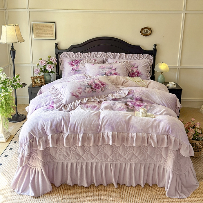 91家纺网 家纺一手货源 找家纺 宜凡家纺 2025新款牛奶绒5D数码大板印花床盖四件套 玫瑰庄园 紫