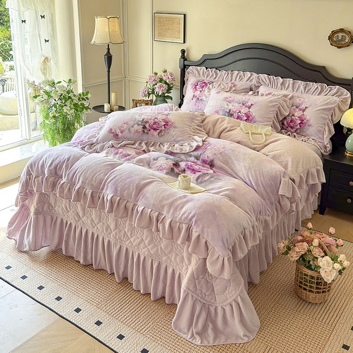 91家纺网 家纺一手货源 找家纺 宜凡家纺 2025新款牛奶绒5D数码大板印花床盖四件套 玫瑰庄园 紫