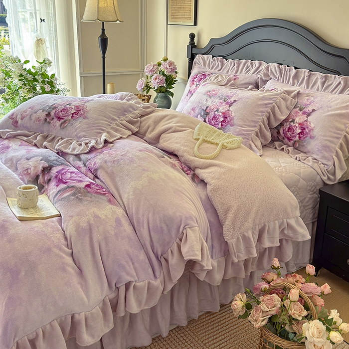 91家纺网 家纺一手货源 找家纺 宜凡家纺 2025新款牛奶绒5D数码大板印花床盖四件套 玫瑰庄园 紫