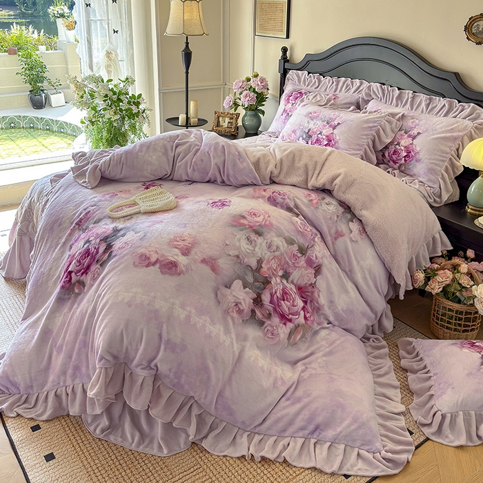 91家纺网 家纺一手货源 找家纺 宜凡家纺 2025新款牛奶绒5D数码大板印花床盖四件套 玫瑰庄园 紫