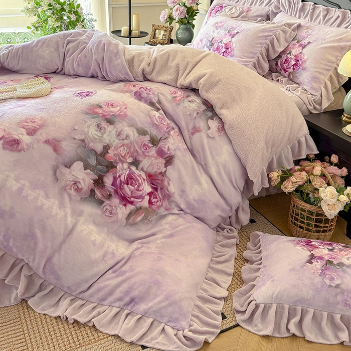 91家纺网 家纺一手货源 找家纺 宜凡家纺 2025新款牛奶绒5D数码大板印花床盖四件套 玫瑰庄园 紫
