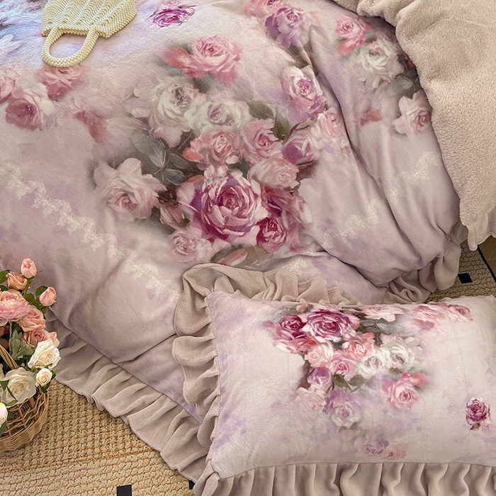 91家纺网 家纺一手货源 找家纺 宜凡家纺 2025新款牛奶绒5D数码大板印花床盖四件套 玫瑰庄园 紫