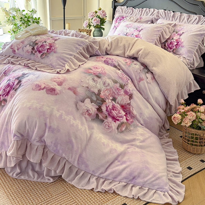 91家纺网 家纺一手货源 找家纺 宜凡家纺 2025新款牛奶绒5D数码大板印花床盖四件套 玫瑰庄园 紫
