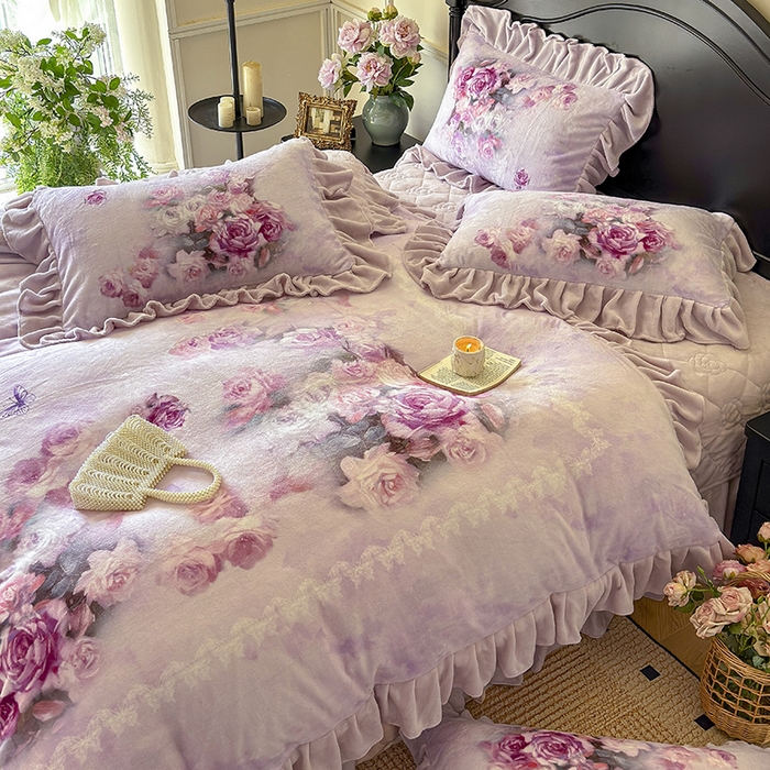 91家纺网 家纺一手货源 找家纺 宜凡家纺 2025新款牛奶绒5D数码大板印花床盖四件套 玫瑰庄园 紫