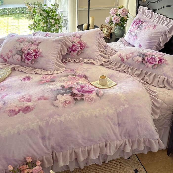 91家纺网 家纺一手货源 找家纺 宜凡家纺 2025新款牛奶绒5D数码大板印花床盖四件套 玫瑰庄园 紫