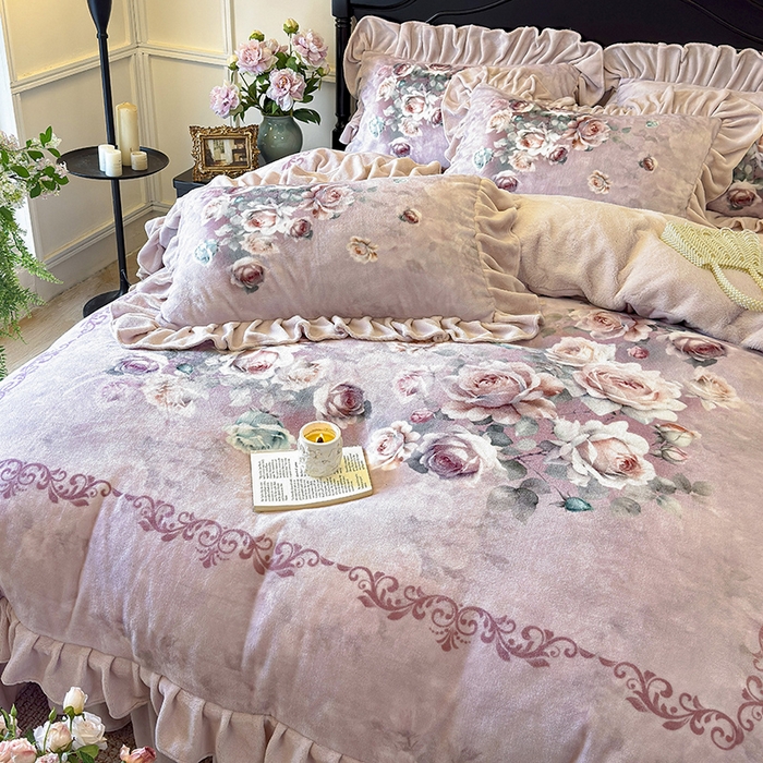 91家纺网 家纺一手货源 找家纺 宜凡家纺 2025新款牛奶绒5D数码大板印花床盖四件套 诺曼庄园 豆沙