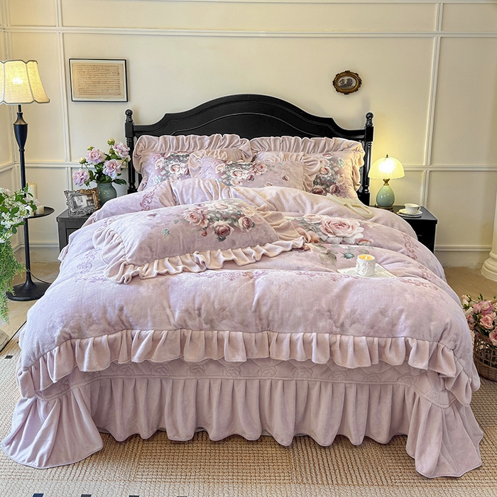 91家纺网 家纺一手货源 找家纺 宜凡家纺 2025新款牛奶绒5D数码大板印花床盖四件套 诺曼庄园 豆沙