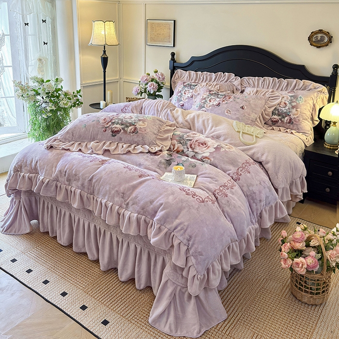 91家纺网 家纺一手货源 找家纺 宜凡家纺 2025新款牛奶绒5D数码大板印花床盖四件套 诺曼庄园 豆沙