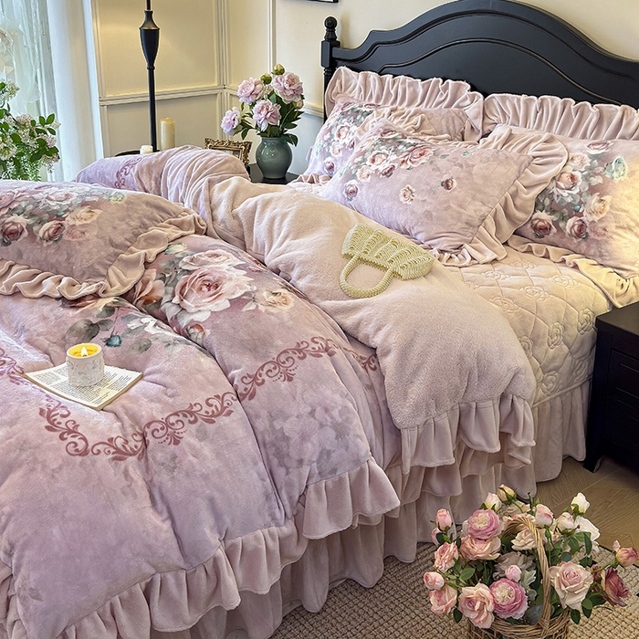 91家纺网 家纺一手货源 找家纺 宜凡家纺 2025新款牛奶绒5D数码大板印花床盖四件套 诺曼庄园 豆沙